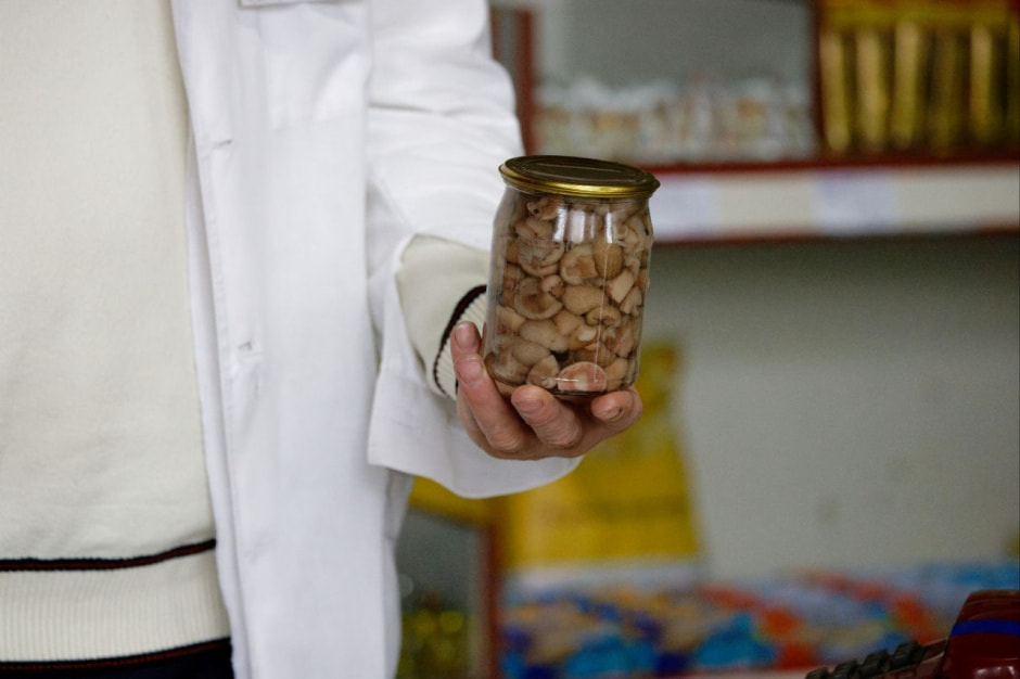 Продавец в сельском магазине 6.jpg