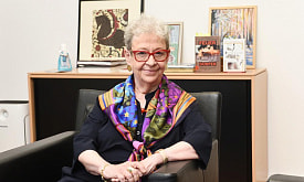 Любит шансон, хранит рисунки Шагала, знает толк в шарфах – чем удивляет глава дипмиссии Германии Андреа Викторин