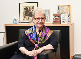 Любит шансон, хранит рисунки Шагала, знает толк в шарфах – чем удивляет глава дипмиссии Германии Андреа Викторин