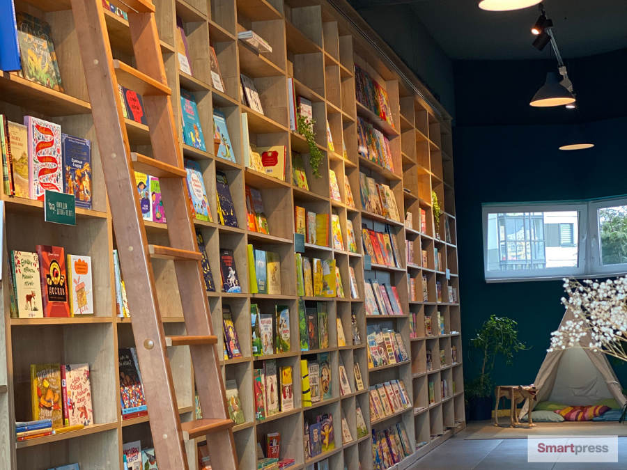 Полка с книгами.png Полка с книгами.png