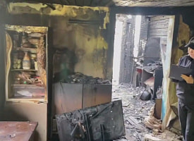 Погибли пенсионерка и двое ее правнуков – ночью в Наровле загорелся дом