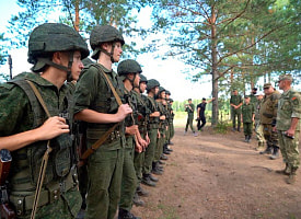 Для перевода в 11-й класс. Белорусские десятиклассники проведут 10 дней в условиях, приближенных к воинской части – кого освободят?