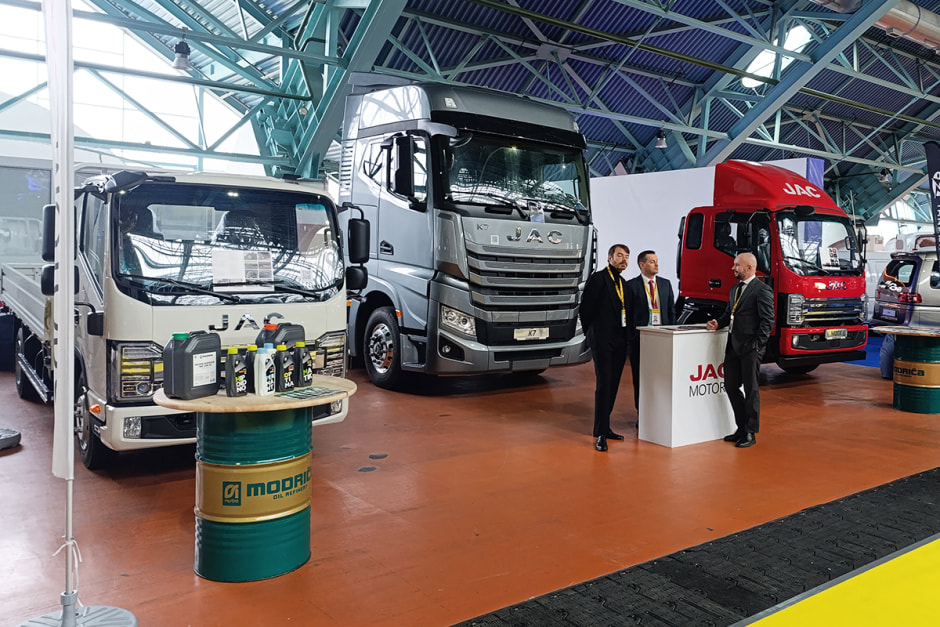 Грузовики JAC.jpg Грузовики JAC.jpg