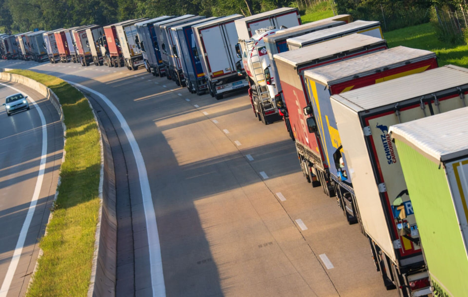 Фуры на границе.jpg