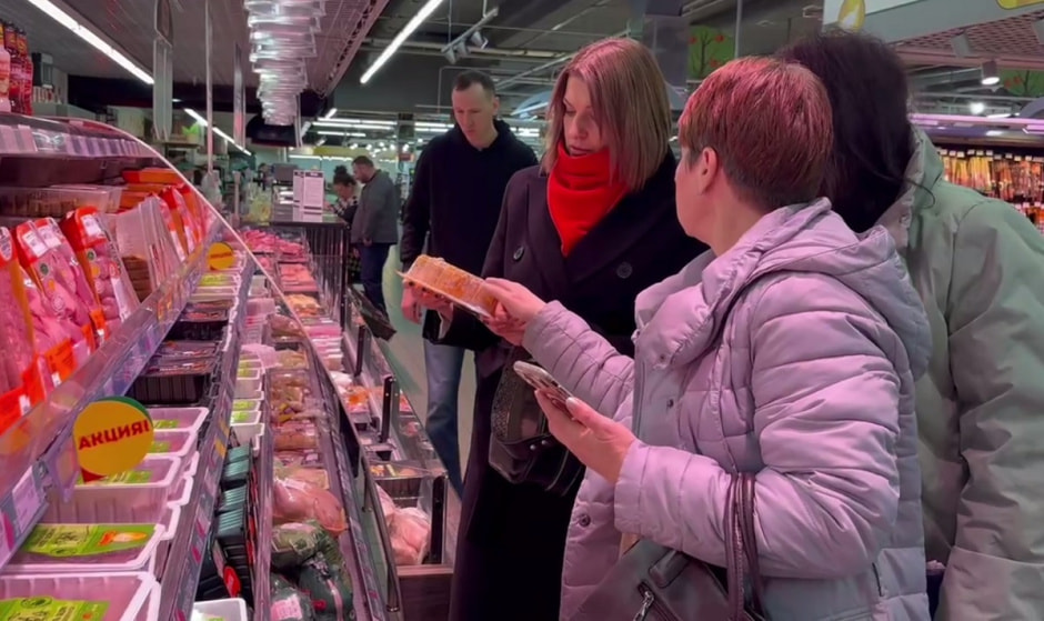 Замглавы администрации Фрунзенского района Юлия Маковская совместно с компетентными службами проверяет магазин «Грин» в ТЦ «Скала». Скриншот из видео проверки