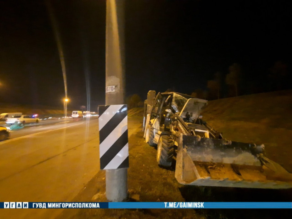 На МКАД грузовик врезался в экскаватор-погрузчик – ДТП попало на видео.jpg