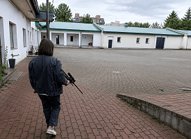 В благородного оленя стреляли дротиками: в Гродненском зоопарке показали, зачем ветеринарам ружье