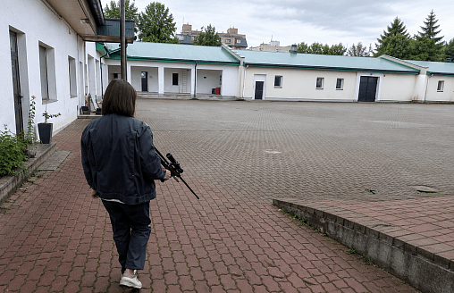 В благородного оленя стреляли дротиками: в Гродненском зоопарке показали, зачем ветеринарам ружье