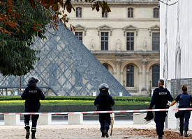 “Кража века” в Лувре: похищены более 8 тысяч бриллиантов и сотни жемчужин