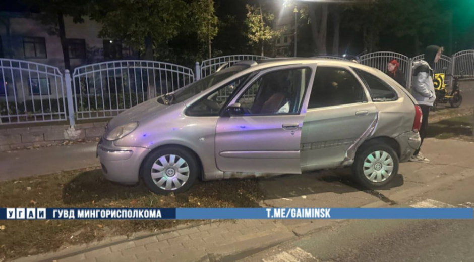 В Минске Toyota на светофоре въехала в Citroen и перевернулась (2).jpg