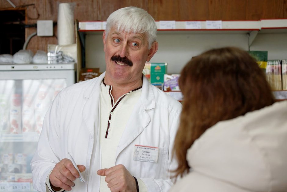 Продавец в сельском магазине 1.jpg