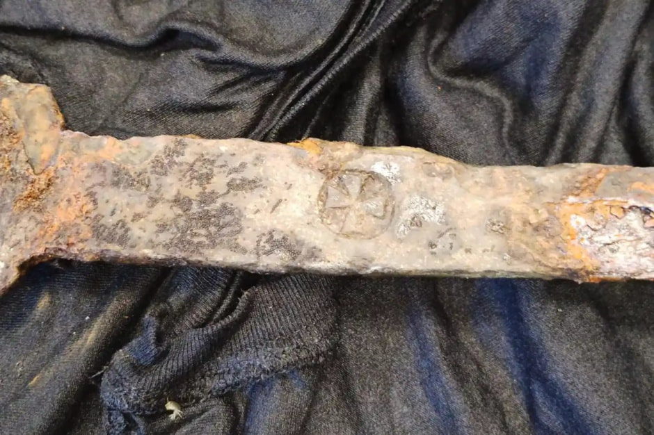 Средневековый меч в реке