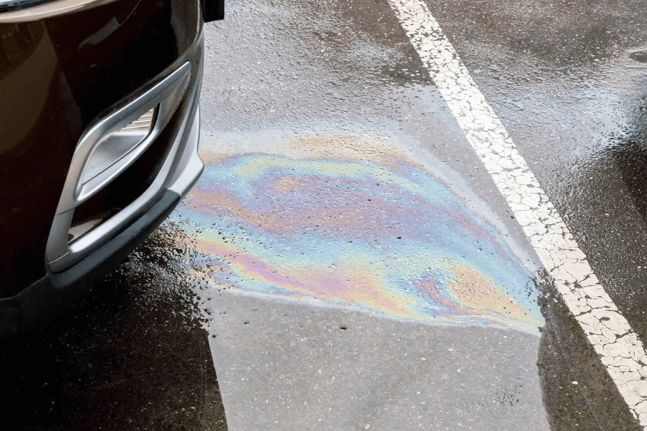 2-Радужные бензиновые пятна на асфальте.png