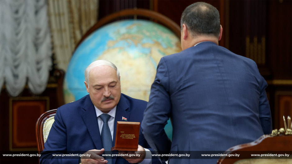 Головченко подарил монету