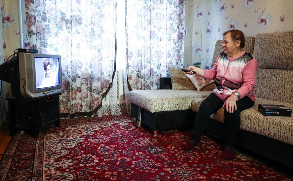 женщина смотрит телевизор