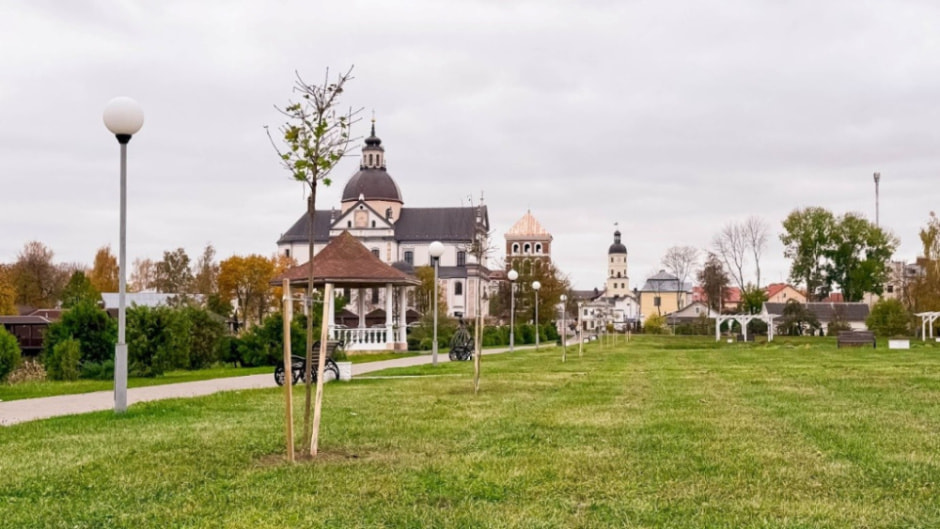 Территория Несвижского замка пополнилась двумя новыми аллеями на 200 деревьев (4).jpg