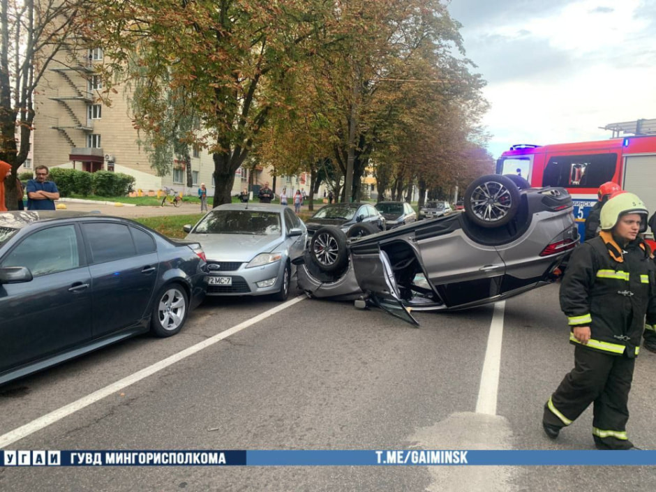 В Минске Geely протаранил четыре припаркованные машины и перевернулся.jpg В Минске Geely протаранил четыре припаркованные машины и перевернулся.jpg