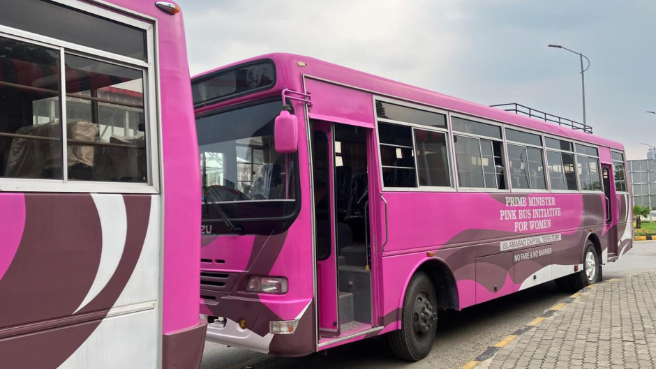 pinker-bus-pakistan-frauen.jpg