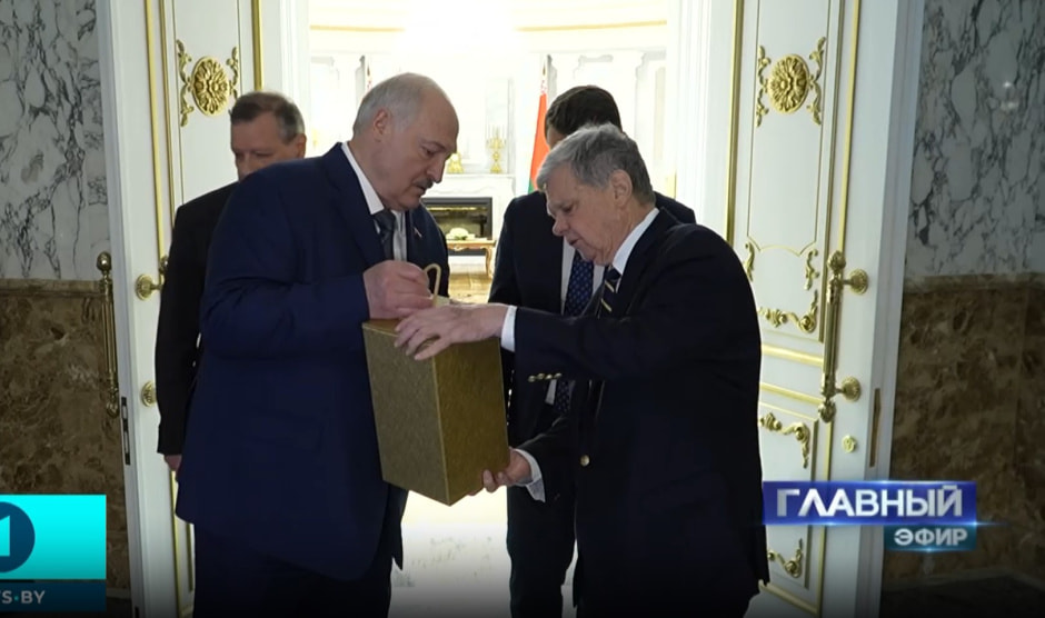 Лукашенко передает подарки