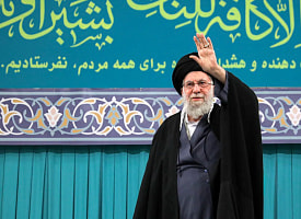 Верховный лидер Ирана Хаменеи находится в оперативной комнате и руководит военными действиями