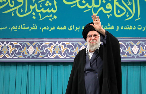 Верховный лидер Ирана Хаменеи находится в оперативной комнате и руководит военными действиями