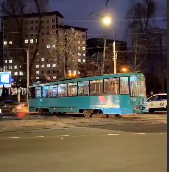 трамвай сошел с рельсов.jpg