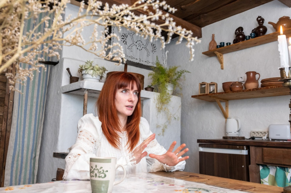 Девушка и деревенская хата в Ягодках 20.jpg