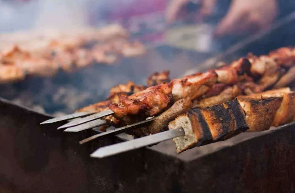 Можно ли пожарить шашлык на мангале во дворе многоэтажки, ответили в МЧС.png