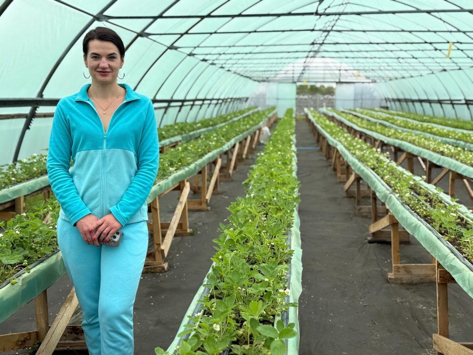 18-Ксения Баранова в теплице с клубникой.jpg