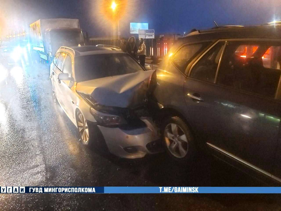 Паровоз из машин.jpg