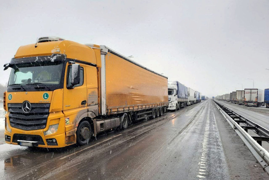 фуры на границе 1.jpg