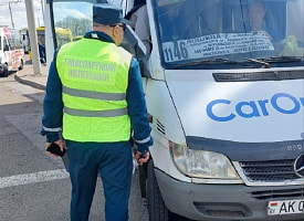 Грозят штрафом до 9 тыс. рублей: в Минске после жалоб пассажиров проверяют маршрутчиков