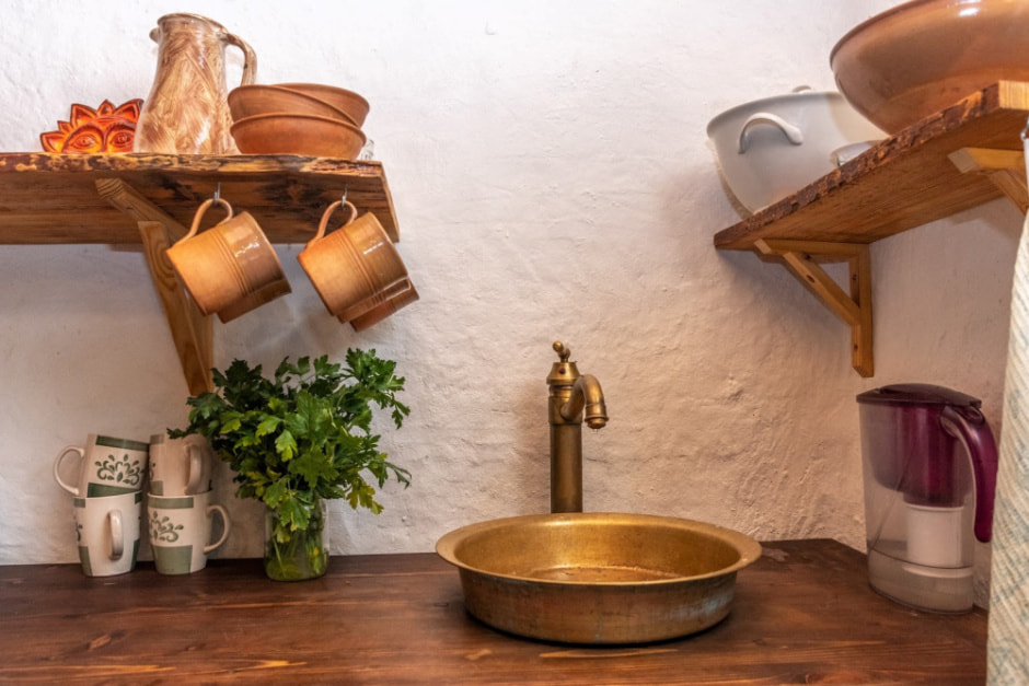 Девушка и деревенская хата в Ягодках 22.jpg