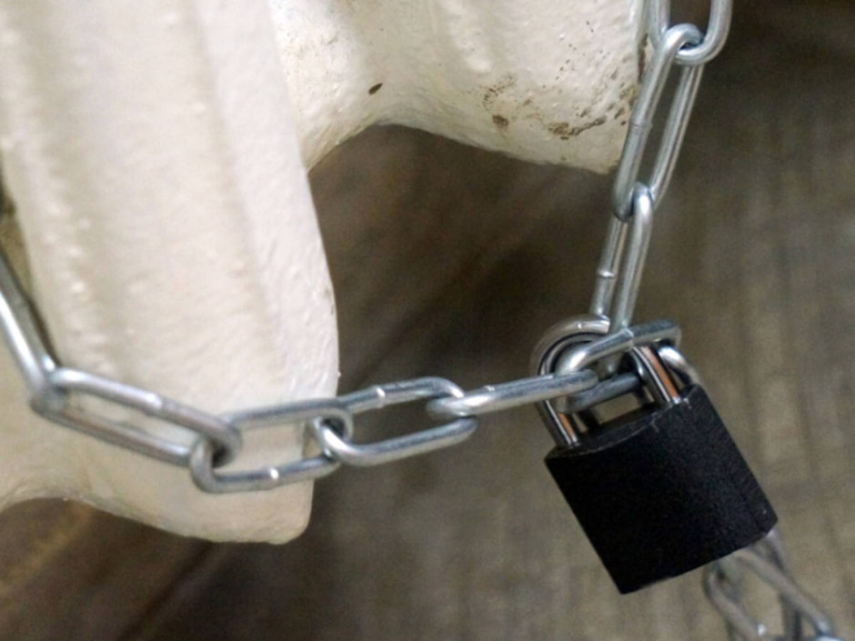 приковал к батарее.jpg