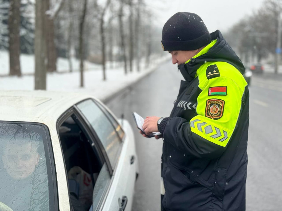 сотрудник ГАИ проверяет документы
