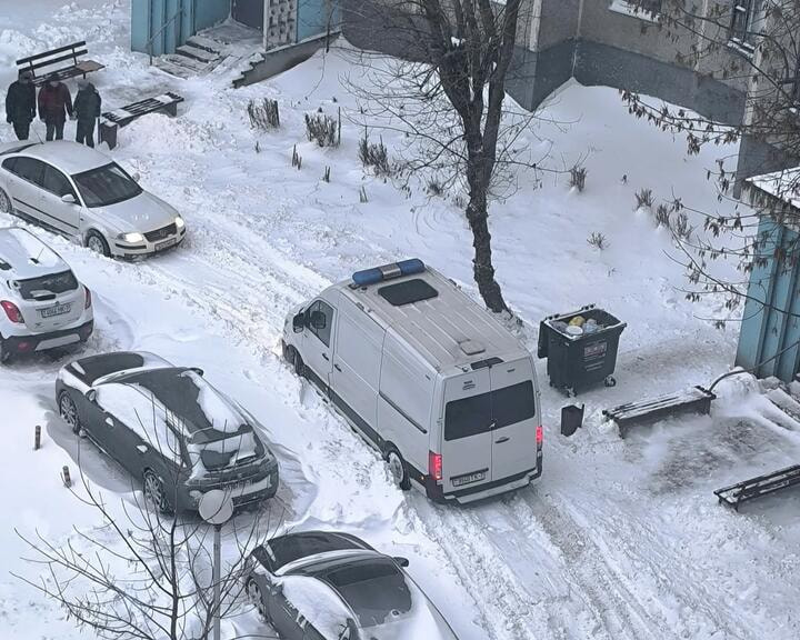 скорая во дворе.jpg