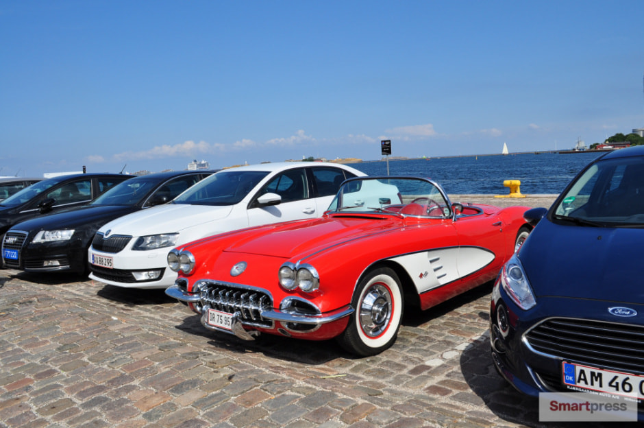 авто красный старинный.jpeg