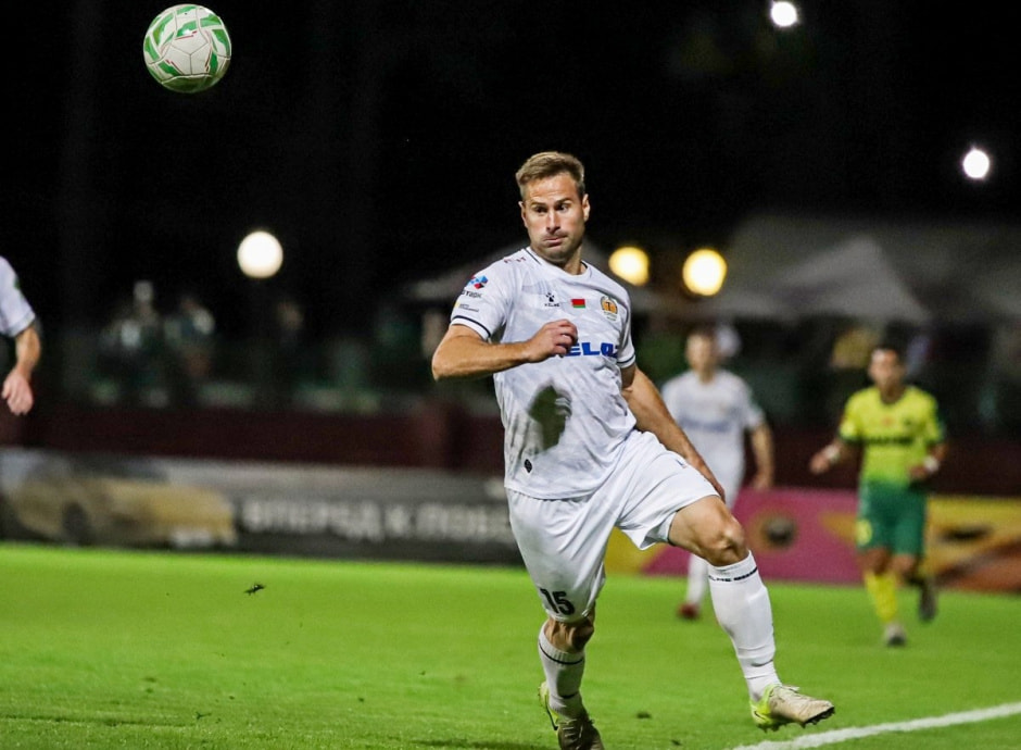 4-Максим Скавыш в матче с МЛ Витебск.jpg