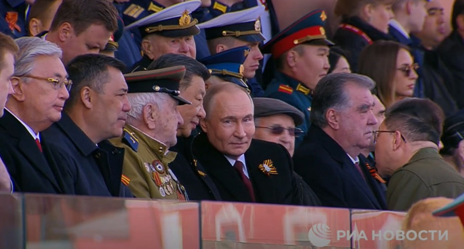 Путин и Си на параде.jpg