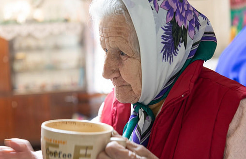 Любит торты и шоколадки. Спросили у 92-летней белоруски, как дожить до старости и не раскиснуть