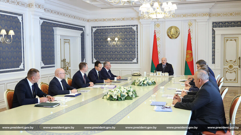 Лукашенко на совещании.jpg Лукашенко на совещании.jpg