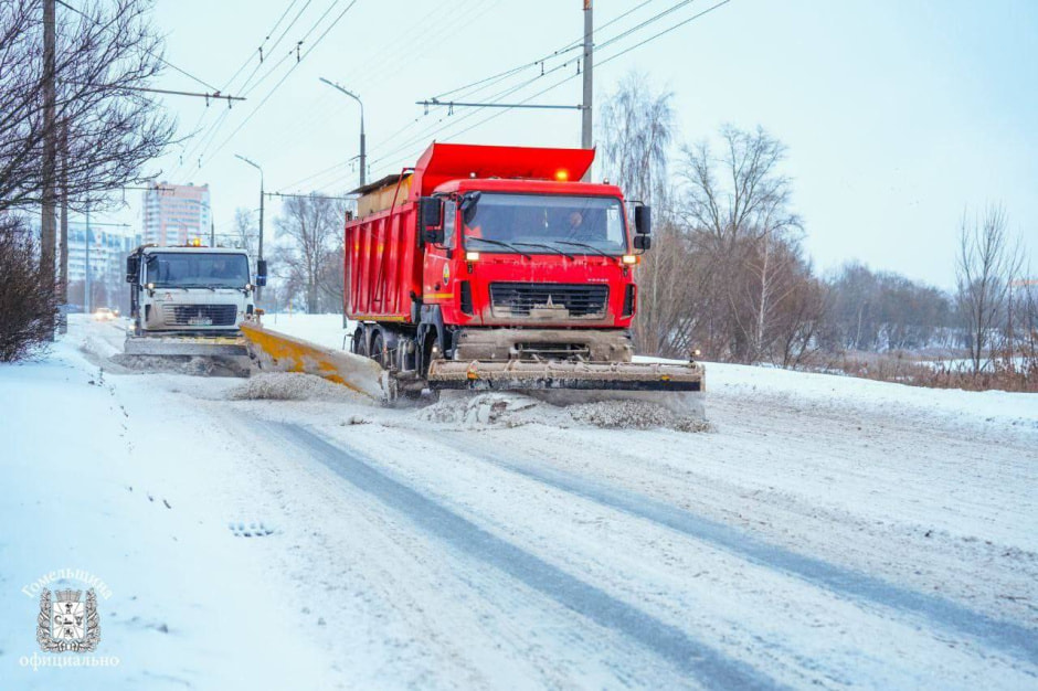 машины расчищают дороги от снега