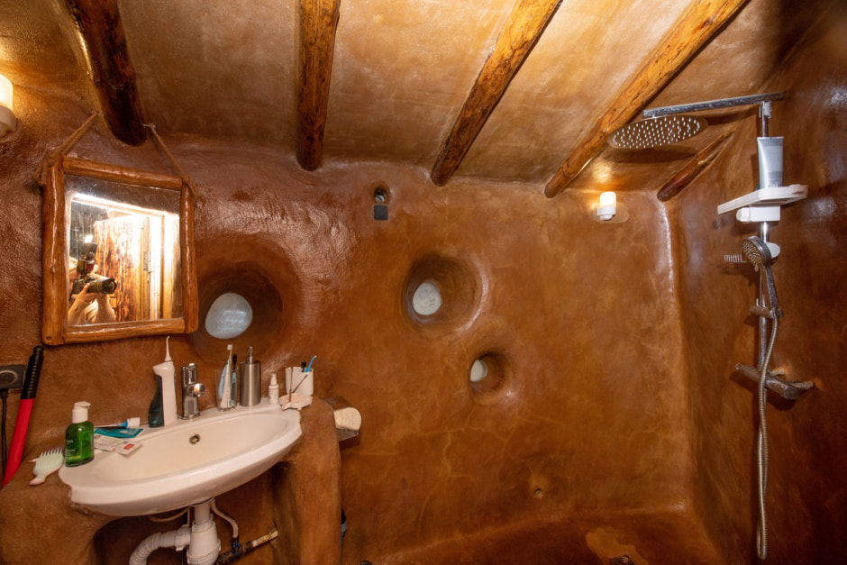 Парень построил дом из глины 23.jpg