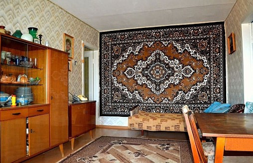 Минский пенсионер хранил доллары за ковром на стене – лишился денег