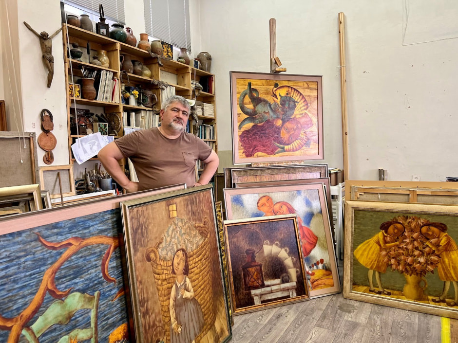 3-Художник Александр Демидов в мастерской.jpg