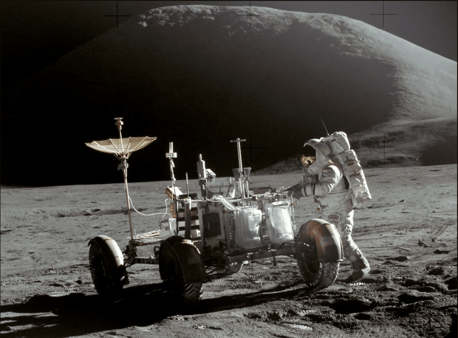 Астронавт Джеймс Ирвин у лунного вездехода на фоне горы Хэдли, фото НАСА