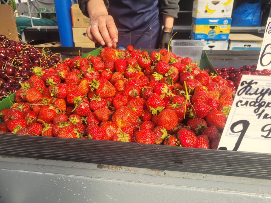 Клубника на Комаровке в июле