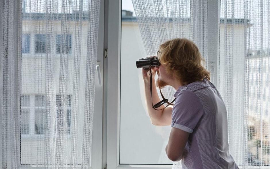 человек не выпускает из вида кого-то