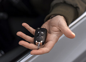 Житель Полоцка подарил жене две машины, но суд признал сделки недействительными. Почему?