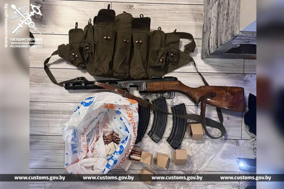 Белорусские таможенники изъяли огнестрельное оружие, которое пришло в посылке под видом сантехники (2).jpg